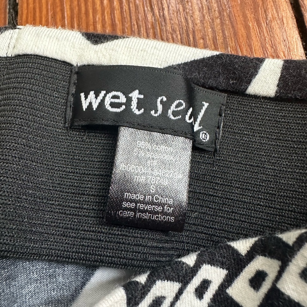 Vintage mid-2000s Wet Seal black and white geometric patterned mini wiggle skirt - Picture 5 of 6